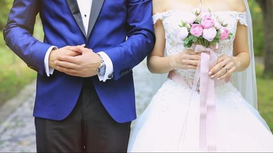 'Örnek albüm' diye müşterilere gösterdi