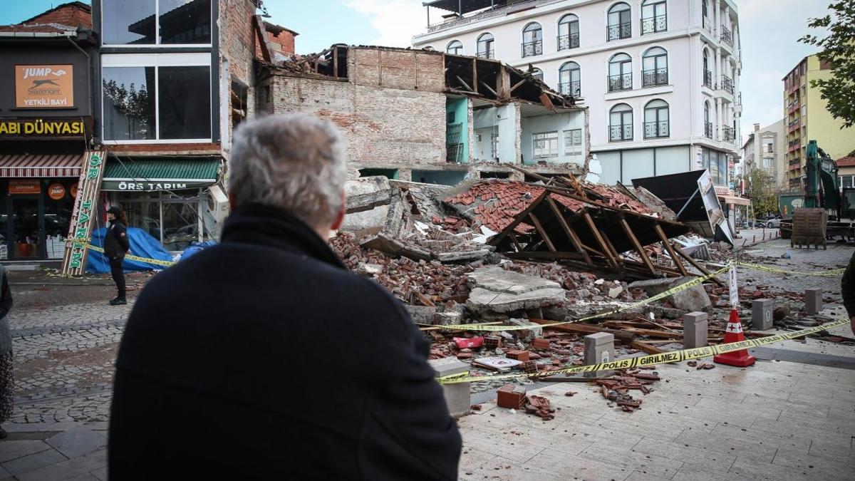 Sındırgı'da peş peşe depremler: Evleri hasar gören vatandaşlar geçici konutlara yerleştiriliyor