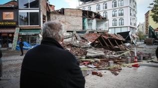 Sındırgı'da peş peşe depremler: Evleri hasar gören vatandaşlar geçici konutlara yerleştiriliyor