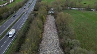 İngiltere'de 150 metrelik “çöp nehri” krizi! Halka kapatıldı