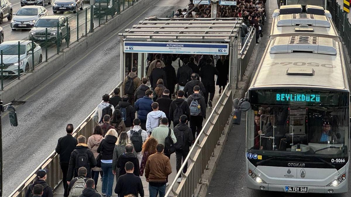 stanbul'da ulam ilesi bitmiyor: Sabah saatlerinde younluk olutu