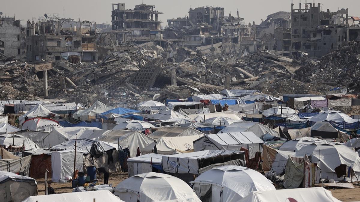Katil srail atekes dinlemiyor! Okula bombal saldr: Yarallar var