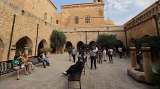 Mardin'de ara tatil bereketi... Sokaklar ziyaretçilerle dolup taştı