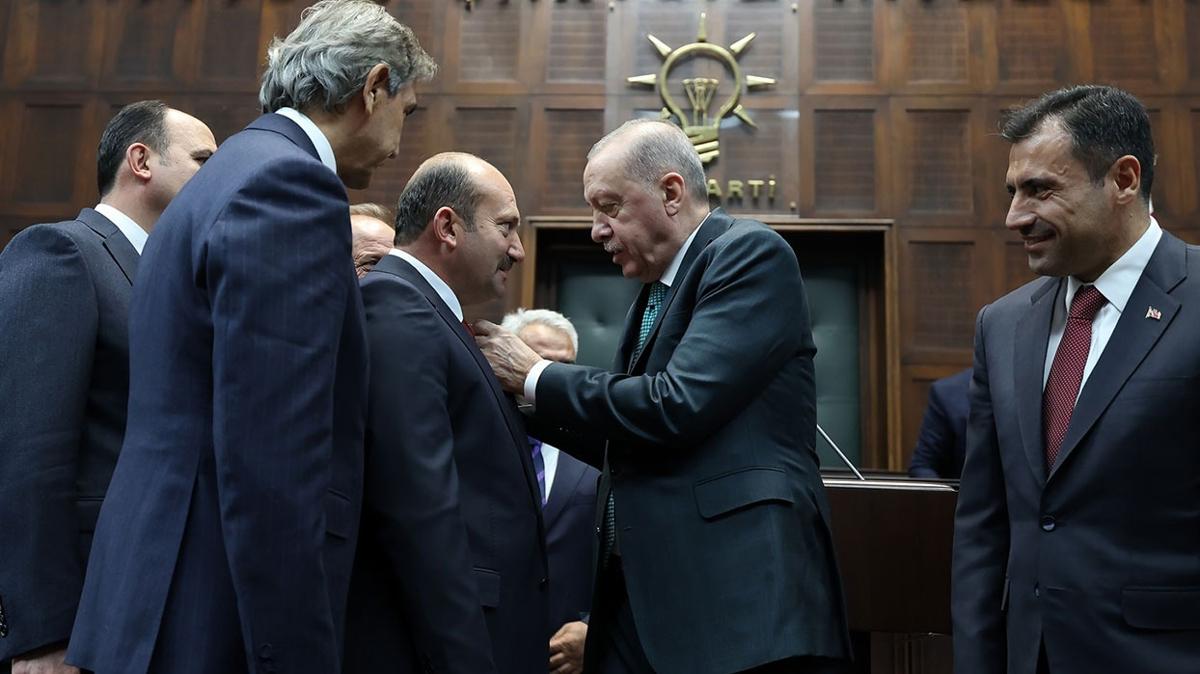 2 belediye daha AK Parti'ye geti! Cumhurbakan Erdoan rozetlerini bizzat takt