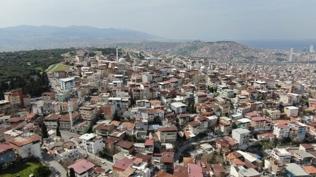 Evlerde çatlak oluştu, geceyi sokakta geçirdiler