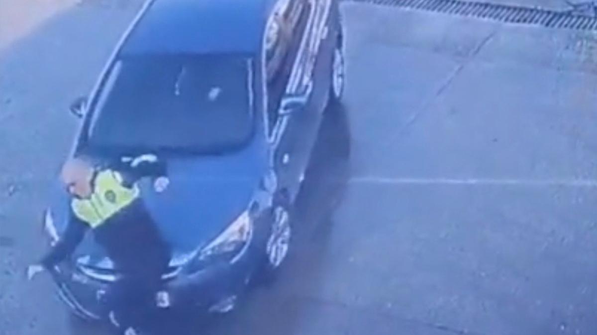 Dikkatsiz src polise arpt! O anlar kameralara yansd