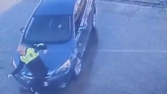 Dikkatsiz sürücü polise çarptı! O anlar kameralara yansıdı