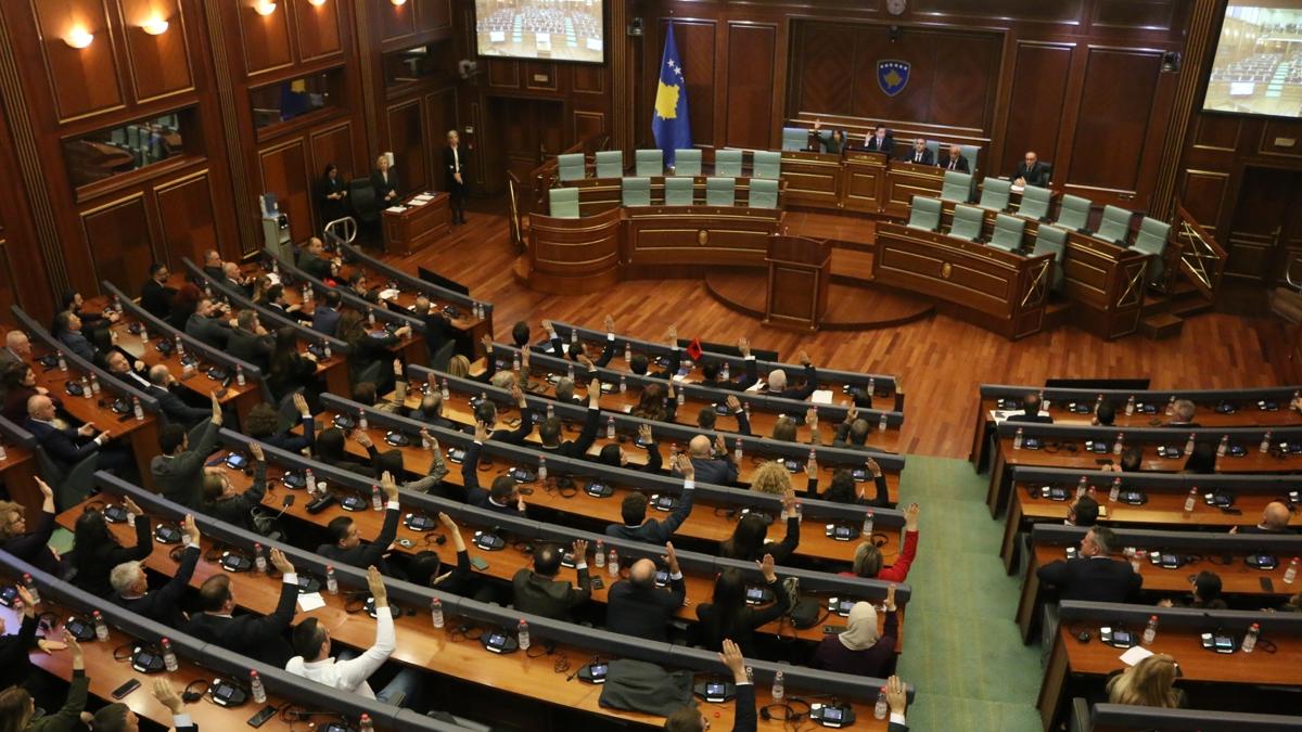 Kosova Cumhurbakan Osmani meclisi feshetti 