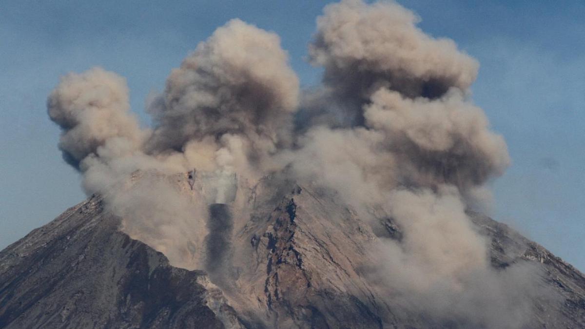 Semeru'da faciann eiinden dnld: Patlamada mahsur kalan daclar kurtarld