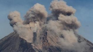 Semeru'da faciann eiinden dnld: Patlamada mahsur kalan daclar kurtarld