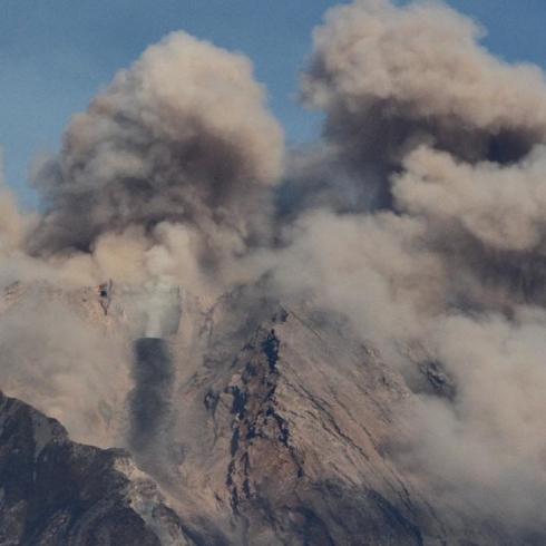 Semeru'da faciann eiinden dnld: Patlamada mahsur kalan daclar kurtarld