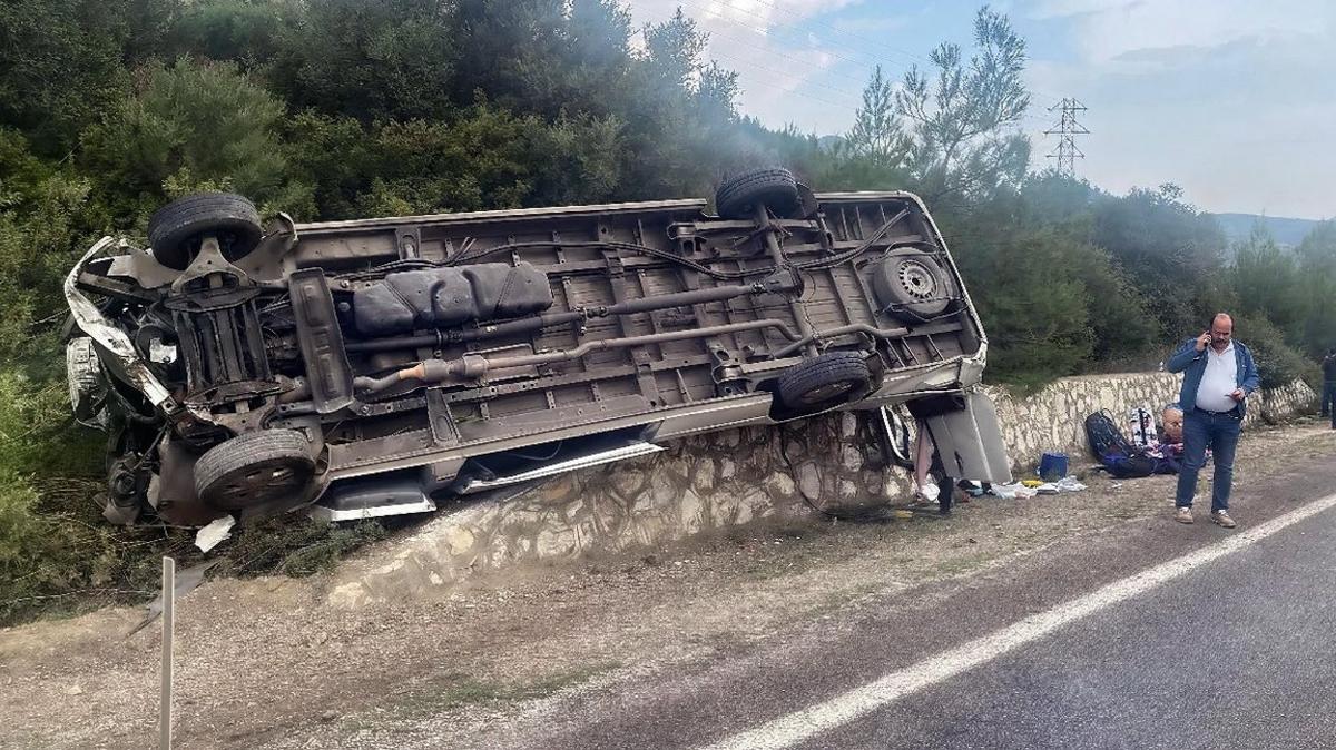 Turistleri tayan minibs devrildi: 4 yaral