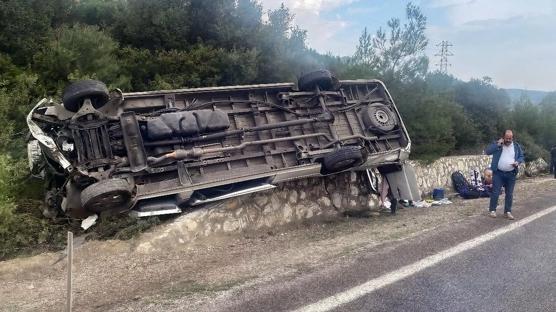 Turistleri taşıyan minibüs devrildi: 4 yaralı