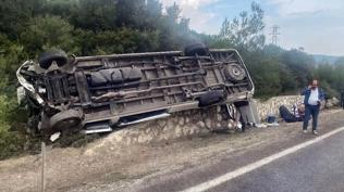 Turistleri taşıyan minibüs devrildi: 4 yaralı