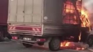 Bykekmece E-5 Karayolu'nda kamyonet alev topuna dnd