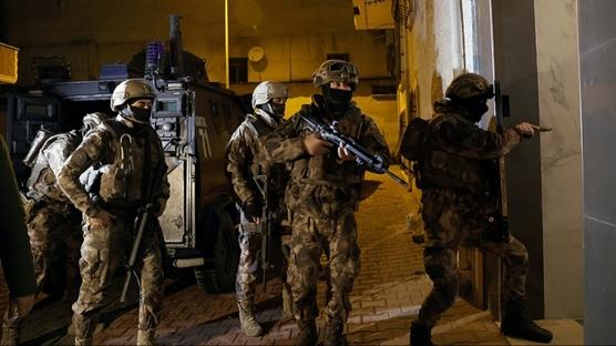 stanbul genelinde su rgt operasyonu: El bombalar ve hcre evi ortaya kt