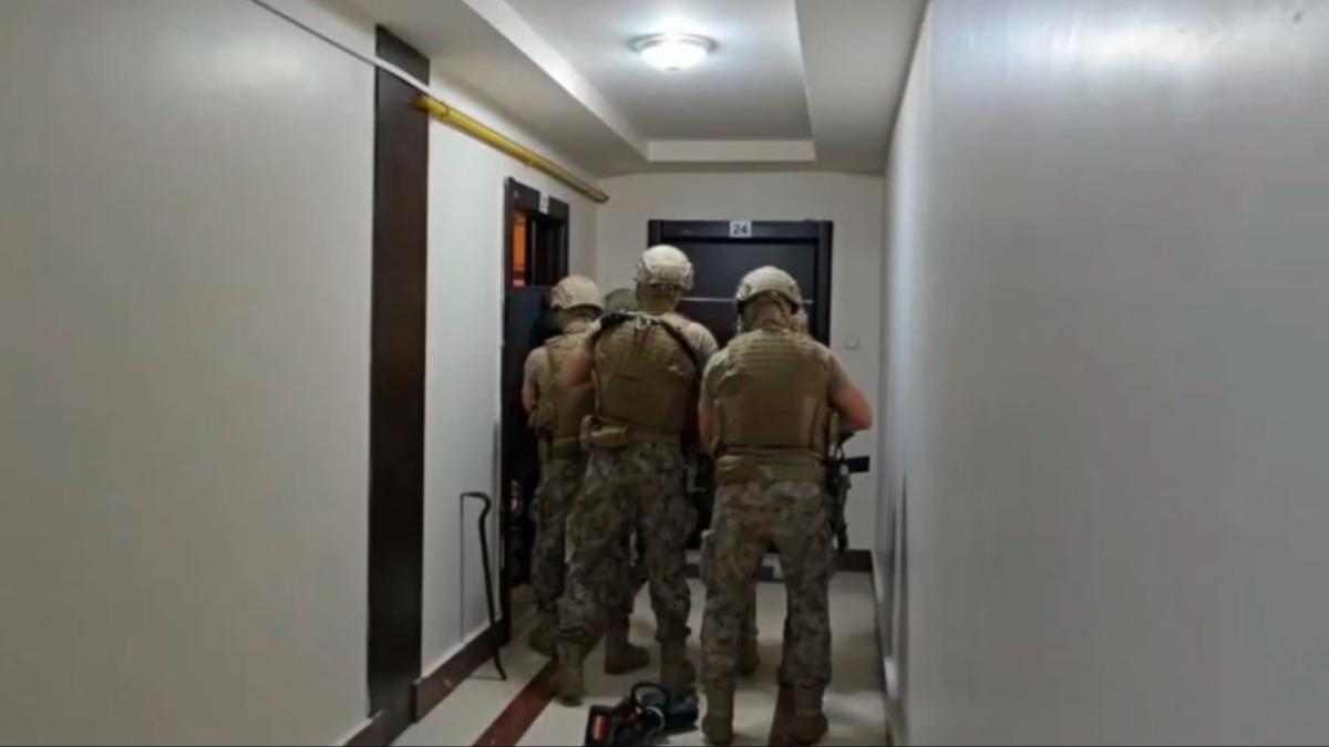 stanbul'da su rgtlerine darbe: ok sayda silah ele geirildi 