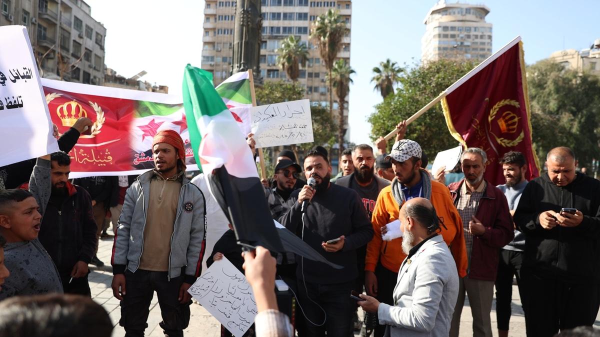 Suriye'de yzlerce kii terr rgt PKK kart gsteride bir araya geldi