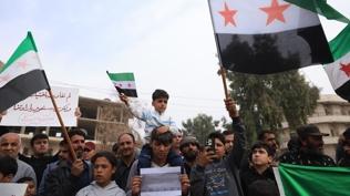 Suriye'de yüzlerce kişi terör örgütü PKK karşıtı gösteride bir araya geldi