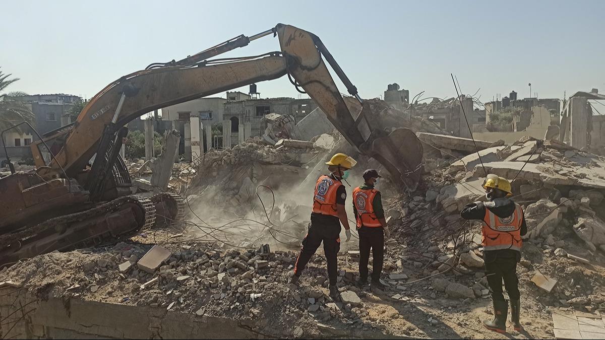 Gazze'de sivil savunma ekiplerinin zorlu grevi balad: Enkaz altndaki cenazeler karlyor