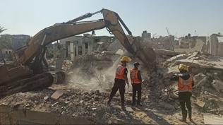 Gazze'de sivil savunma ekiplerinin zorlu görevi başladı: Enkaz altındaki cenazeler çıkarılıyor