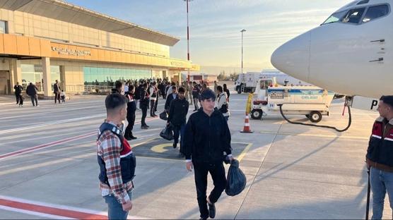 Geri gnderme merkezinden gvenli transfer: 300 dzensiz gmen lkesine gnderildi