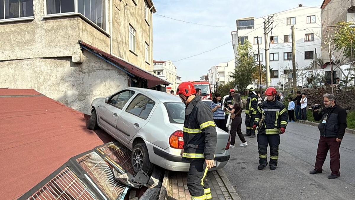 Kocaeli'de ilgin kaza! Evin atsna otomobil dt