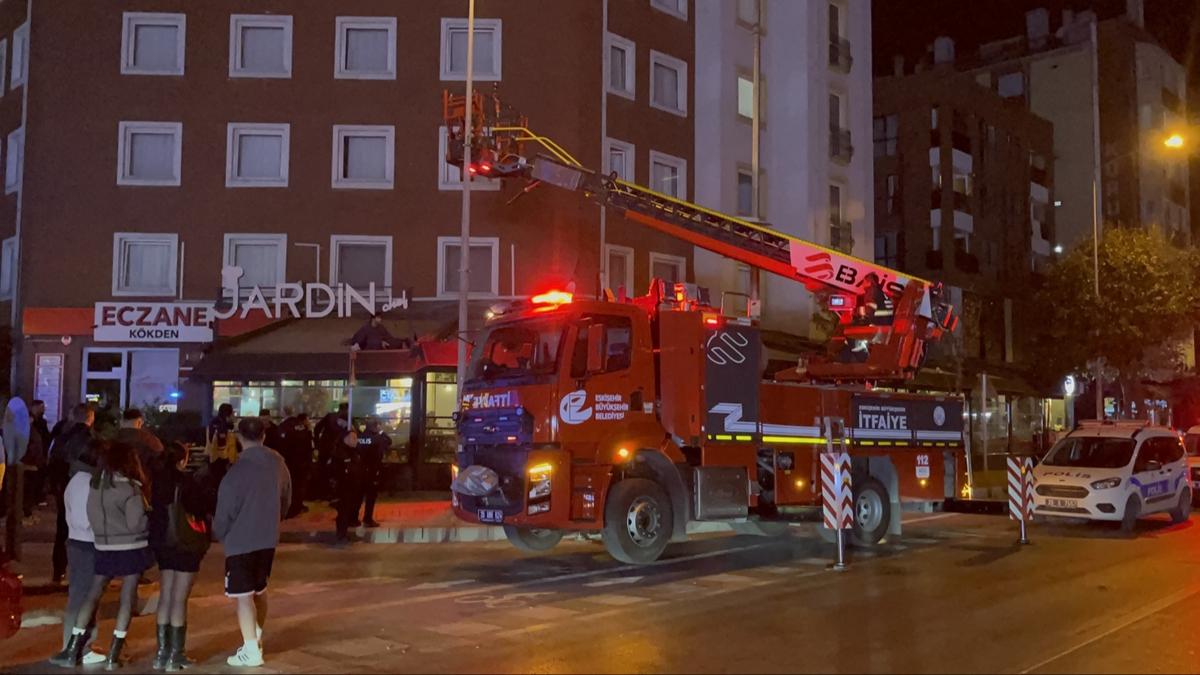 Kafenin tentesi pencereden den gencin hayatn kurtard