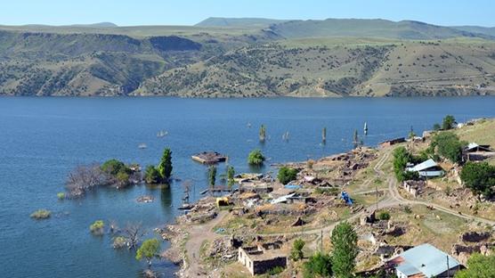 Kars'ta baraj sularının çekilmesiyle köy gün yüzüne çıktı