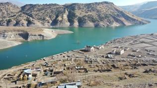 Kars'ta baraj sularnn ekilmesiyle ky gn yzne kt