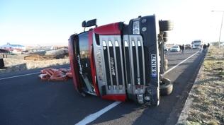 Kars'ta yem ykl tr devrildi... Yol ulama kapand