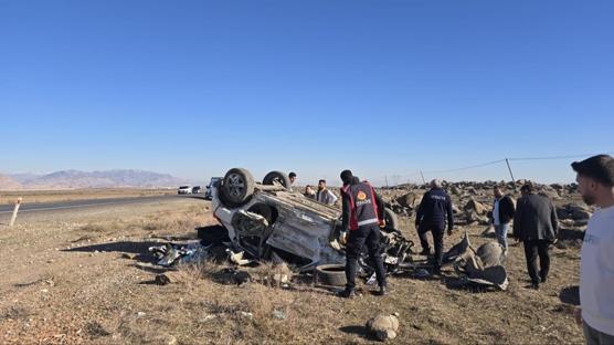 Otomobil arampole devrildi: Yarallar var