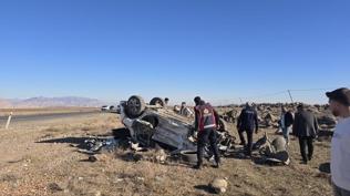 Otomobil arampole devrildi: Yarallar var