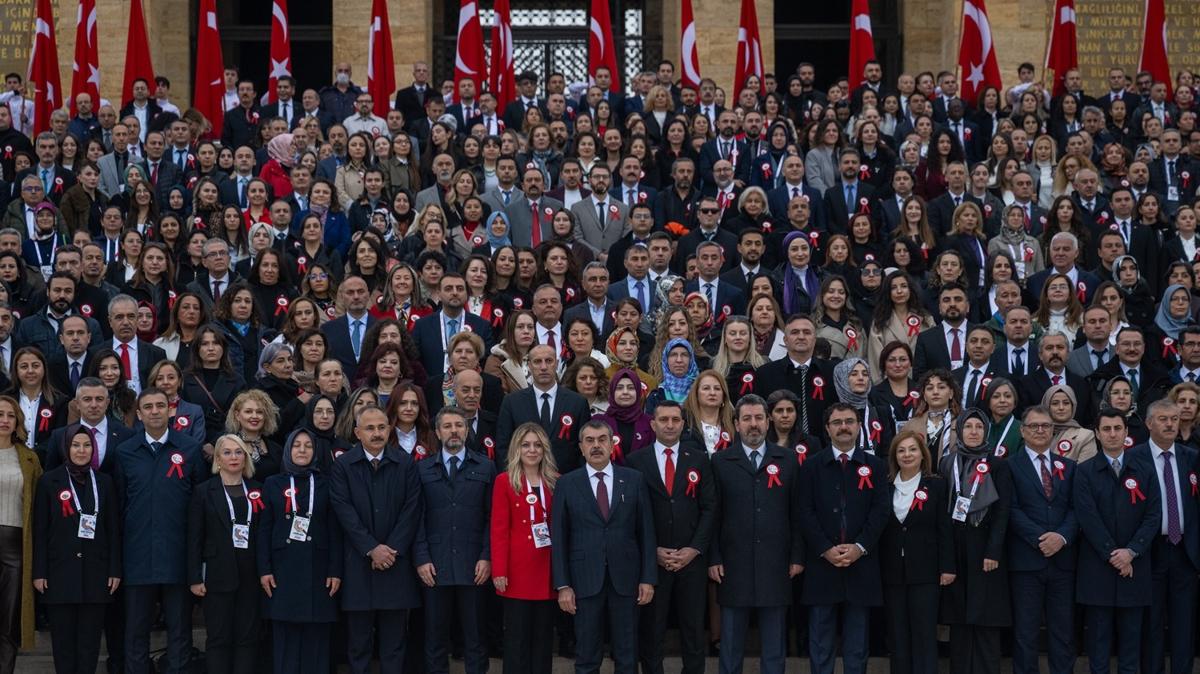24 Kasm retmenler Gn... Bakan Tekin Antkabir'i ziyaret etti