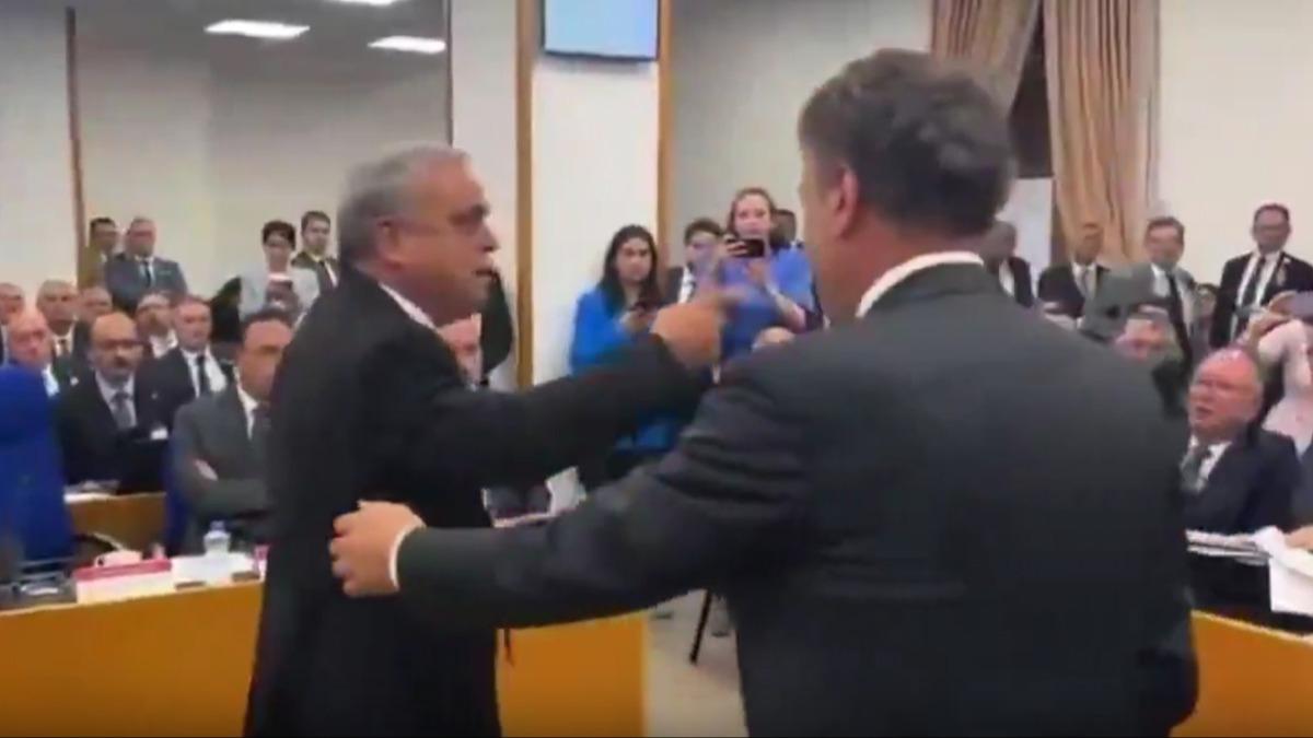 CHP'deki kavga Meclis'e srad! akr partisinin vekillerini protesto etti