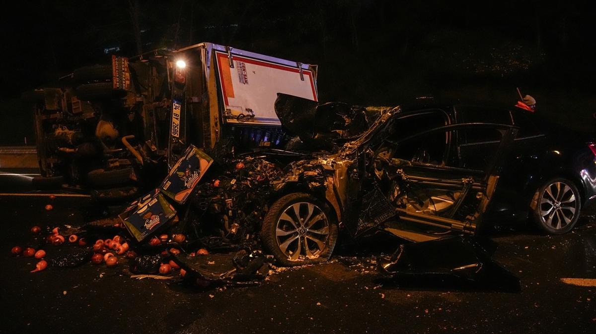 stanbul'da TEM Otoyolu'nda otomobil ile kamyonet arpt! Blgede trafik younluu olutu