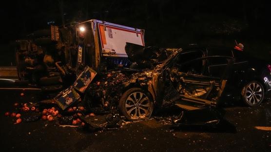 İstanbul'da TEM Otoyolu'nda otomobil ile kamyonet çarpıştı! Bölgede trafik yoğunluğu oluştu