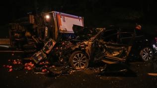 İstanbul'da TEM Otoyolu'nda otomobil ile kamyonet çarpıştı! Bölgede trafik yoğunluğu oluştu