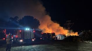 zmir'de p toplama alannda yangn... Alevler kontrol altna alnd