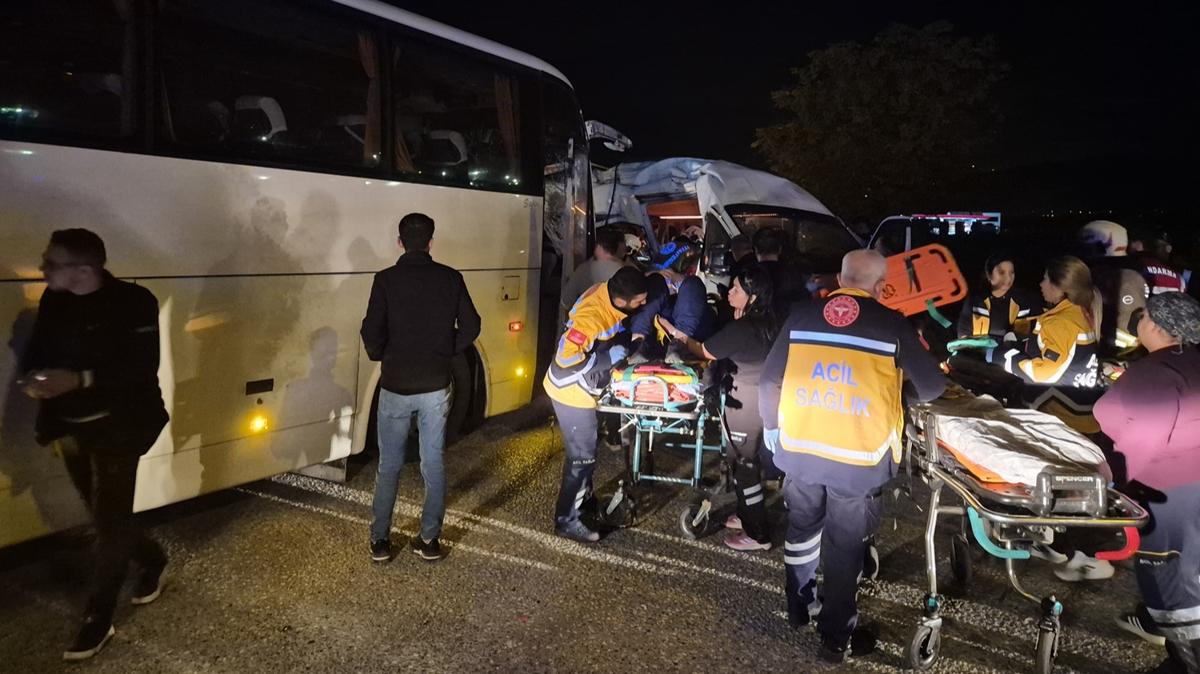 zmir'de iki ii servisi birbirine girdi: 13 yaral