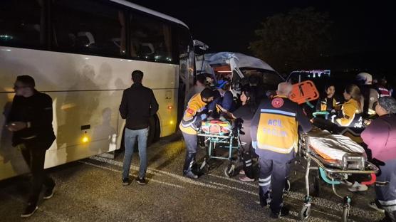 zmir'de iki ii servisi birbirine girdi: 13 yaral