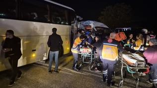 zmir'de iki ii servisi birbirine girdi: 13 yaral