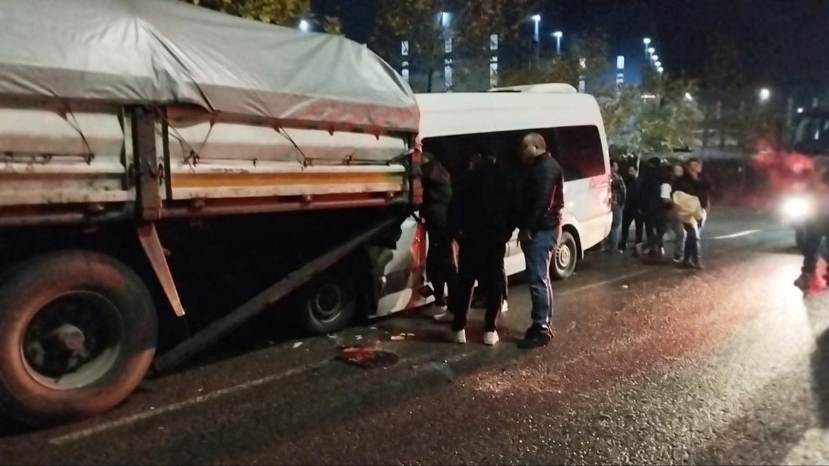 Kocaeli'de ii servisi ile trn arpt kazada 9 kii yaraland