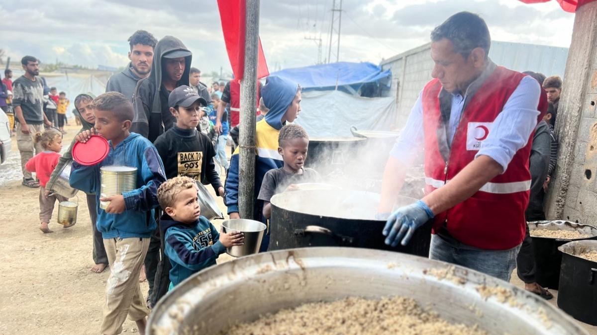 Trk Kzlay'dan Gazze'ye yardm eli: Gnlk on binlerce kiiye scak yemek yardm
