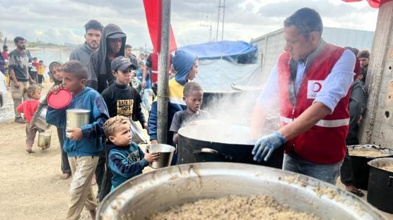 Trk Kzlay'dan Gazze'ye yardm eli: Gnlk on binlerce kiiye scak yemek yardm