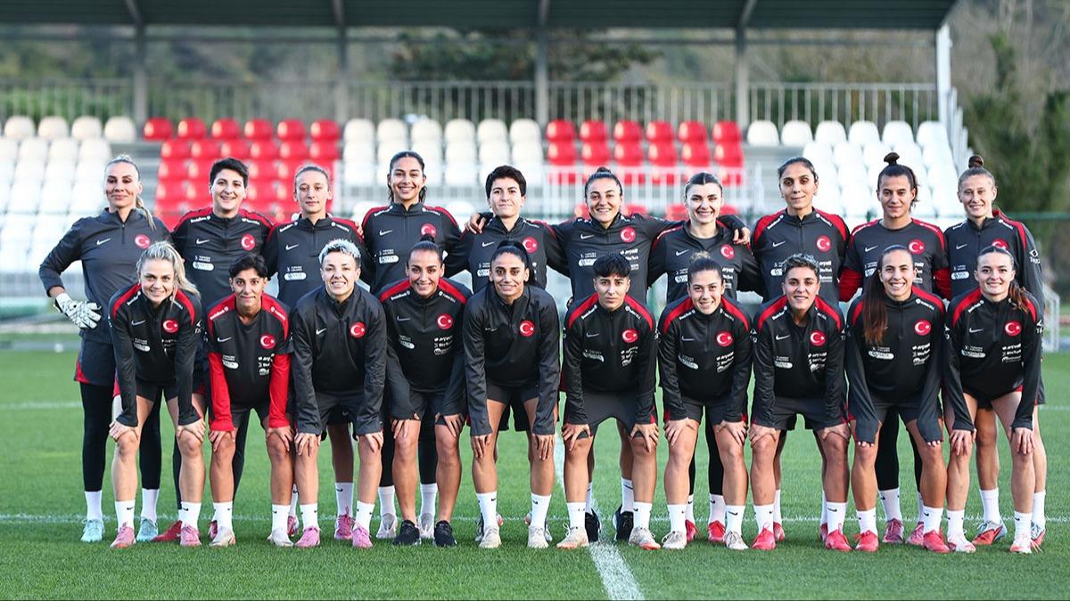 A Milli Kadn Futbol Takm, Arnavutluk snavna hazrlanyor