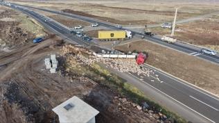 Diyarbakır-Şanlıurfa tır devrildi: Ulaşım kontrollü sağlanıyor