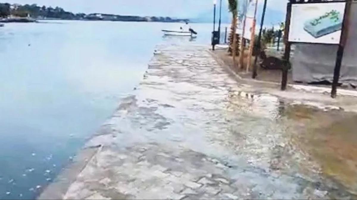 Ege'nin incisi CHP'li belediyenin elinde iler acs halde! Patlayan lam denize akt