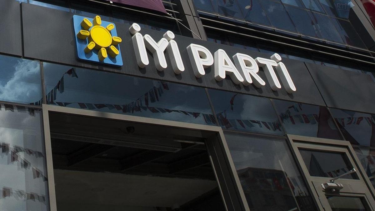 P Genel Merkezi'nde istifa depremi: Merkez parti olma iddiamz bitti