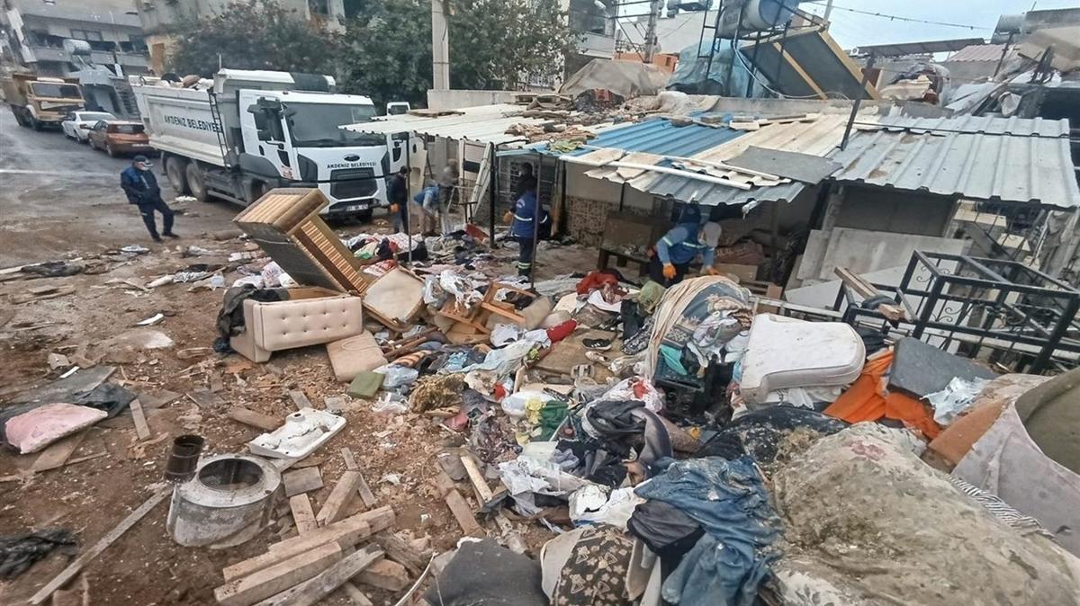 Kt koku mahalleyi sard! Evden 10 kamyon p kartld